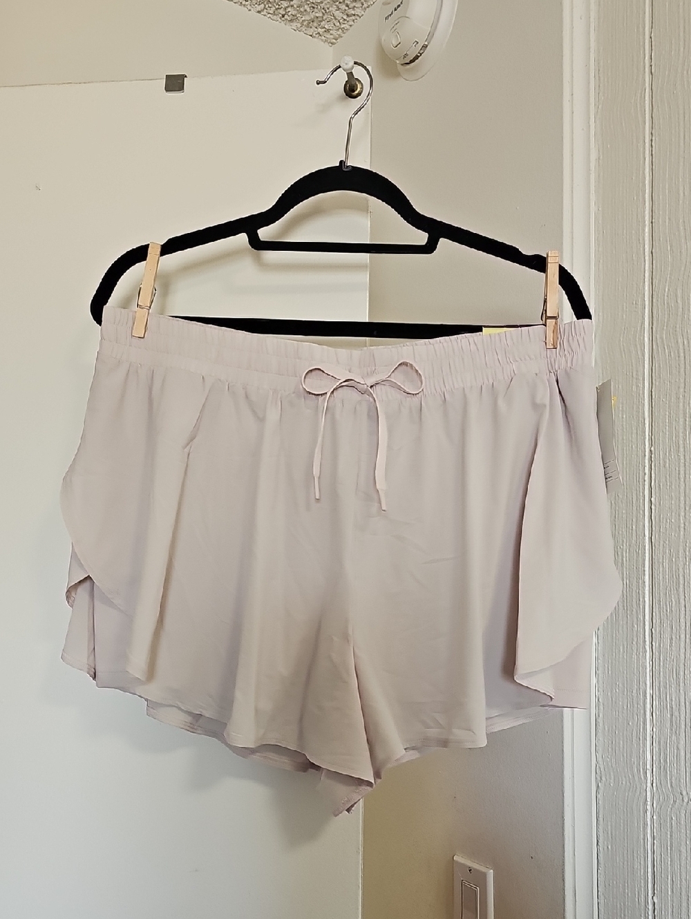 NWT All In Motion High Rise Flutter 3" Woven Shorts